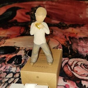 WillowTree Collection Figurine with Gold Heart